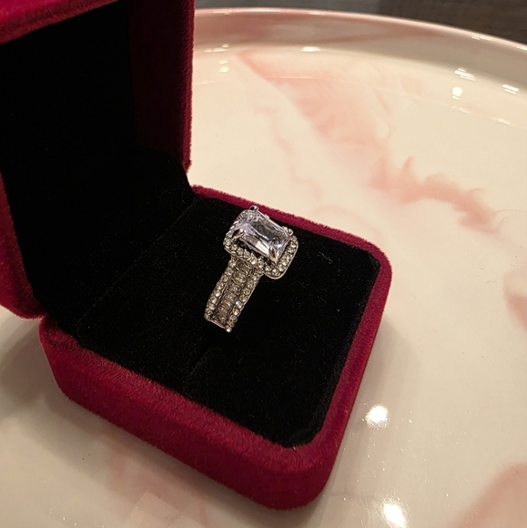 Modern Ring - Picture 2 of 3